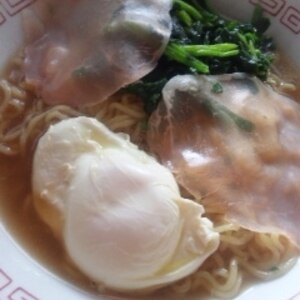 卵と生ハムの即席ラーメン